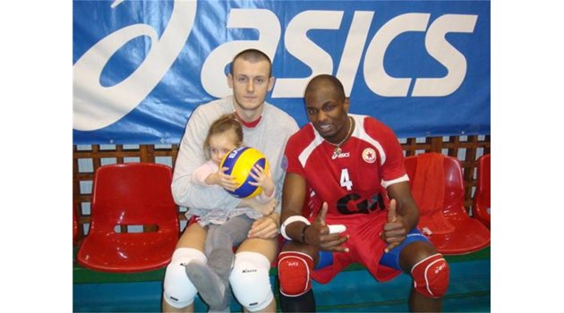 Безпаричието в родния волейбол ще раздели Ясер Портуондо от добрите му приятели Стоян Самунев и дъщеричката му Ели.