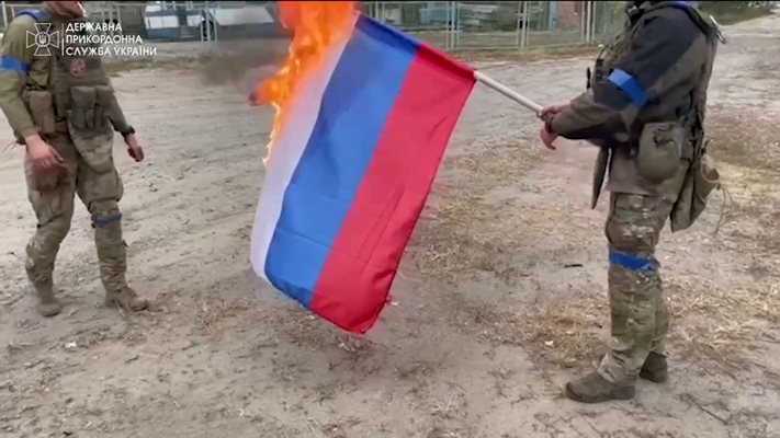 Украински войници горят руския флаг в град Вовчанск СНИМКА: Държавна гранична служба на Украйна/РОЙТЕРС