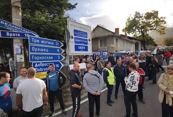 Хора от няколко села край Асеновград излязоха на протест срещу нова кариера за мрамор. Снимки и видео: Иво Данчев