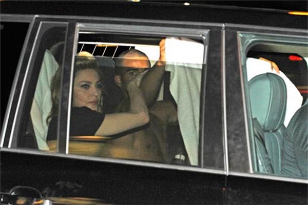 Щракнаха Мадона как прави секс в кола в Берлин