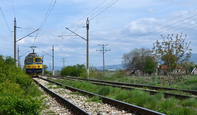 Шофьор опита да мине с кола през спусната бариера на жп прелез, но бе ударен от влак. Водачът и 4-годишно дете починаха.