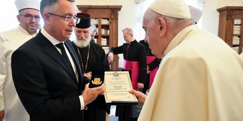 Бившият кмет на Кърджали Хасан Азис връчва на папа Франциск сребърното ключе от Перперикон