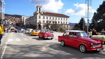 Трабант фестът в Търново пораства в соц парад на редки коли (снимки)