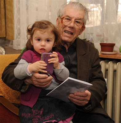 89-годишният Цоньо Цонев с правнучката си Ника.