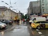 Пламнаха сграда и стълб до Халите в София, спряха трамваите (Обновена, Снимки)