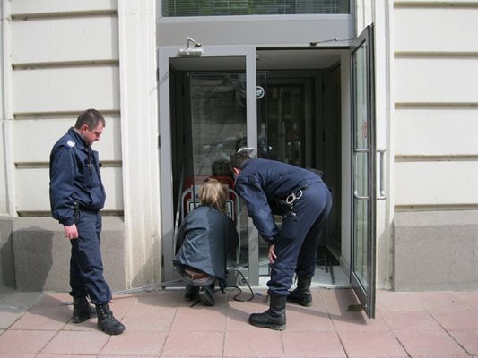 Алфа банк - разбита врата - опит за обир от 2011 г.