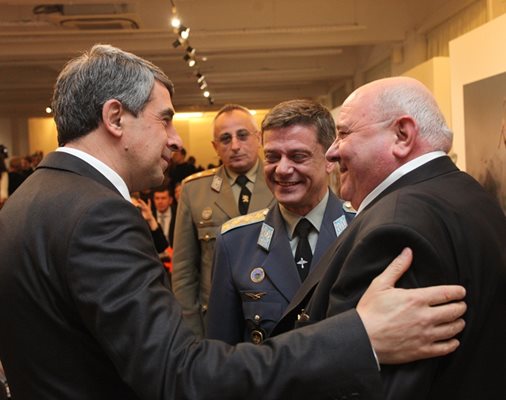 Президентът Росен Плевнелиев поздрави лично всеки от ректорите. На снимката в средата е началникът на отбраната ген. Константин Попов, а зад него и началникът на военната академия ген. м-р Груди Ангелов.