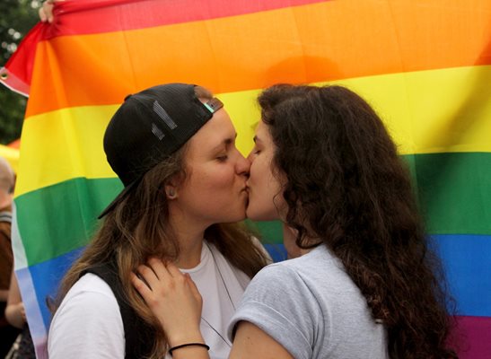 Момичета се целуват на София прайд през 2019 г. 