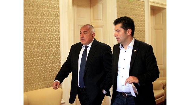 Преди гласуването имаше среща между лидерите на ГЕРБ Бойко Борисов и на ПП Кирил Петков, след която стана ясно, че бюджетът ще бъде подкрепен.