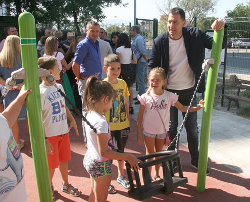 Градоначалникът Иван Тотев и кметът на "Тракия" Костадин Димитров се забавляваха с децата. Снимки: Евгени Цветков