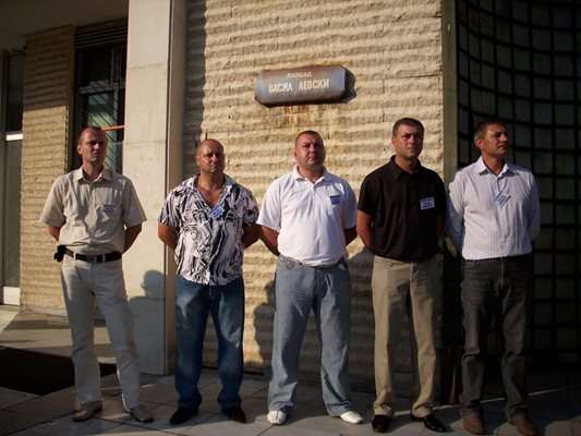 Петимата полицаи от Благоевград, осъдени на 7 г. затвор за смъртта на Ангел Димитров-Чората. Снимка: Архив
