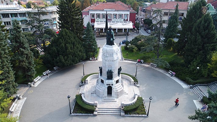 С военен ритуал ще бъдат поднесени венци и цветя на паметника "Майка България"