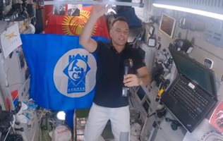 Космонавт участва в музикален клип, докато е в безтегловност
