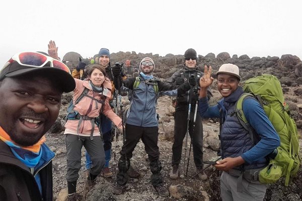 Българската група, изкачила Килиманджаро, с местните водачи.