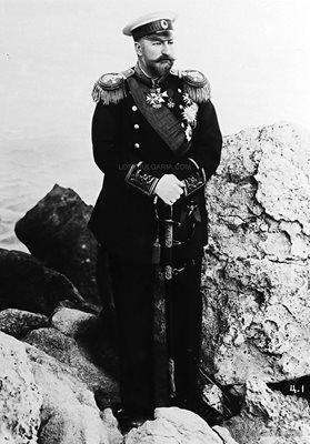 Фердинанд І в униформа на капитан І-и ранг на варненския бряг