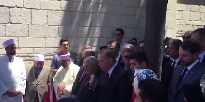 Ердоган чете от Корана пред гробовете на убити при преврата турци. Кадър: Видео