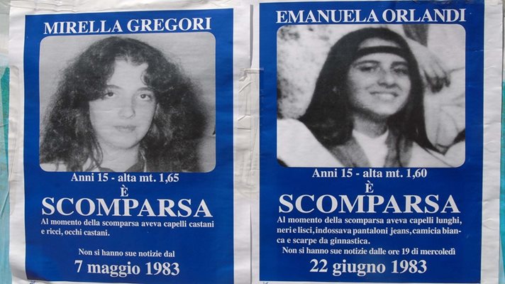 Плакатите със снимките на двете изчезнали момичета