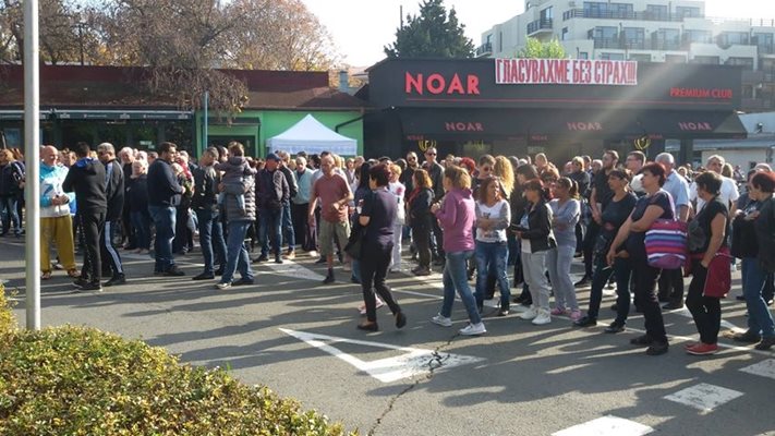 Поне 1000 души окупираха общинския съвет в Несебър, чакат кмета под конвой (Снимки)