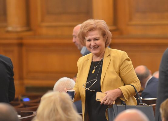 Шефката на бюджетната комисия Менда Стоянова е вносител на промените в закона за извънредното положение.