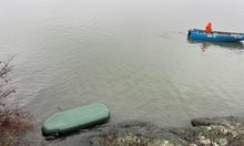 Доброволци търсят изчезналите рибари в Бургас, силният вятър обърнал лодката