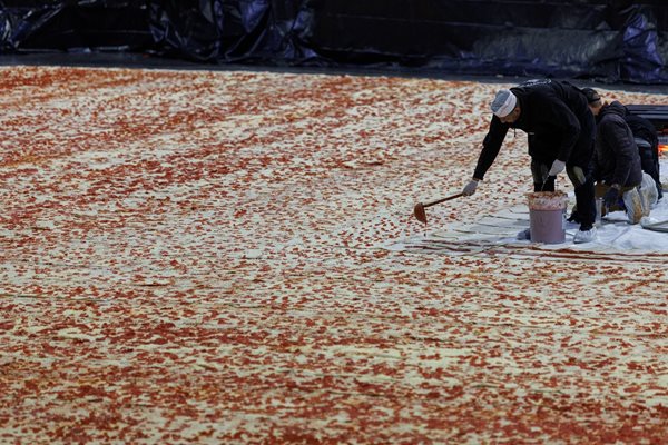 В Лос Анджелис направиха опит за рекорд на Гинес за най-голямата пица в света.
Снимка: РОЙТЕРС