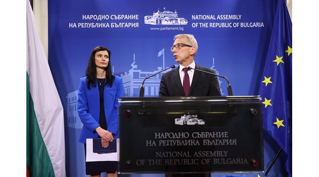 Мария Габриел и Николай Денков застанаха заедно пред медиите, за да обявят, че ще се ротират като премиери начело на правителство с втория мандат.
СНИМКИ: НИКОЛАЙ ЛИТОВ
