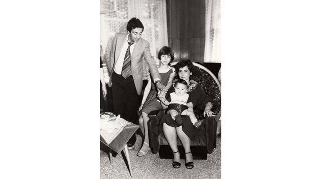 Антон Хекимян като съвсем малък в скута на майка си, До тях са  сестра му  и баща му.  СНИМКИ:  ЛИЧЕН АРХИВ