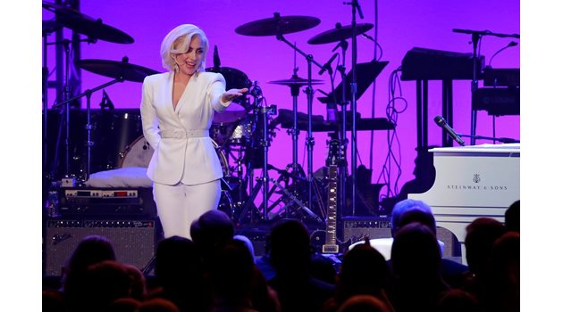 Изненадваща поява на концерта направи Лейди Гага, която обяви, че ще дари един милион долара и че ще започне програма за подпомагане на психическото здраве на оцелелите