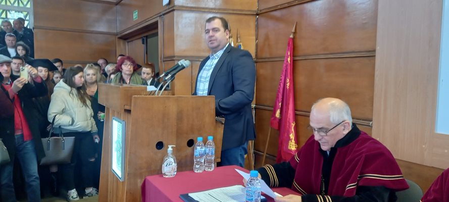 Служебният министър на земеделието Явор Гечев приветства абсолвентите от випуск 2002 на Университета  по хранителни технологии в Пловдив.

СНИМКА: Авторът.