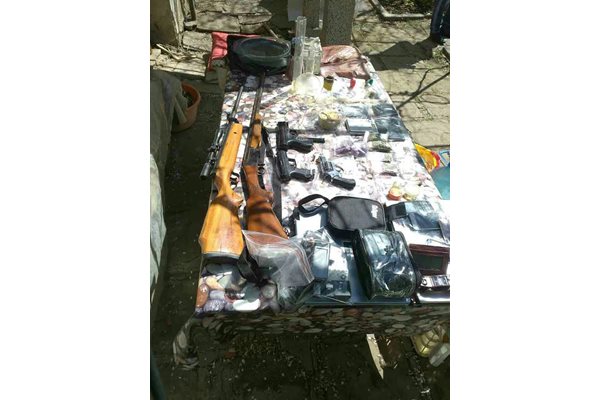 Две ловни пушки и три пистолета са открити в къщата в село Черница. Снимка:МВР