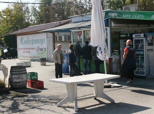 В момента на пазара до Гребната база има и магазини на производители.