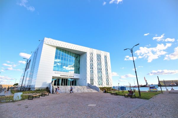 Конгресният център е на метри от морето в една от най-хубавите части на Бургас.