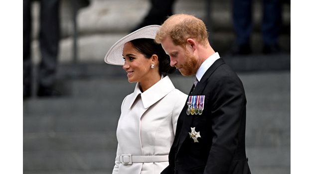 Британският принц Хари и съпругата му Меган, херцогинята на Съсекс, си тръгват след Националната служба на благодарността, проведена в катедралата “Сейнт Пол” като част от тържествата по случай платинения юбилей на британската кралица Елизабет в Лондон.
СНИМКИ: РОЙТЕРС