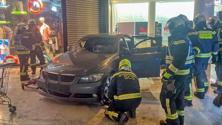 Пожарникарите спасяват улики от колата в мола