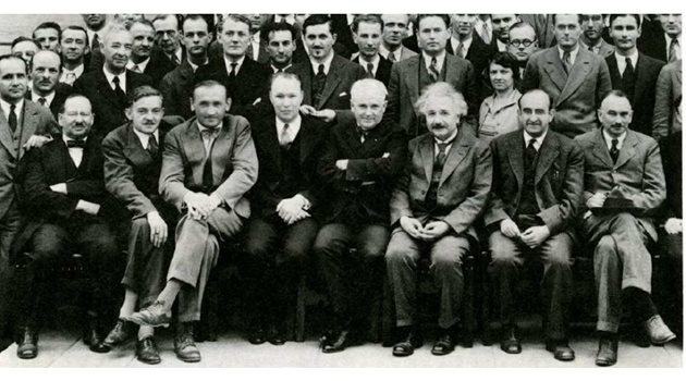 ПРОБИВ: Цвики в компанията на Айнщайн, с когото е бил близък, и с други физици.