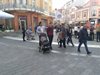 Цвети Пиронкова разходи 7-месечния си син по главната в Пловдив