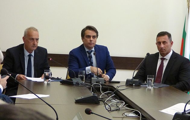 През май тогавашният финансов министър Асен Василев представи новия шеф на НАП Румен Спецов (вдясно) и директора на митниците Павел Тонев.