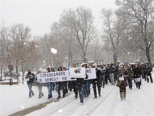 Съученици на Мирослава на протест в Перник.
СНИМКИ: "24 ЧАСА
