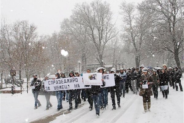 Съученици на Мирослава на протест в Перник.
СНИМКИ: "24 ЧАСА
