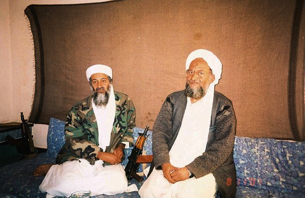 Осама бен Ладен (вляво) със своя съветник и бъдещ наследник Айман ал Зауахири през 2001 г.

СНИМКИ: РОЙТЕРС