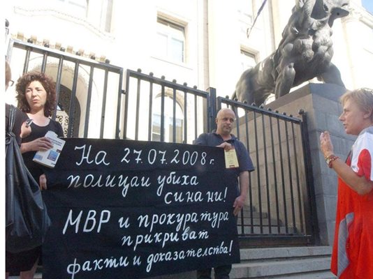 Светла и Тодор Димитрови предизвикаха съчувствие у минувачите пред Съдебната палата, разказвайки как са загубили сина си. 
СНИМКА: ГЕРГАНА ВУТОВА