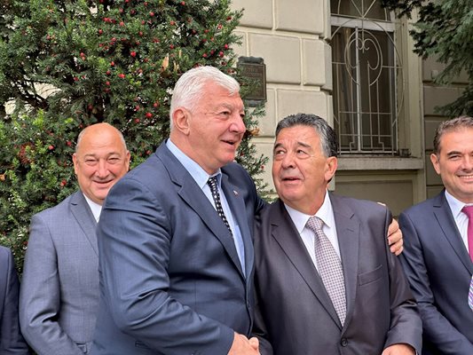 Досегашният кмет на Пловдив Здравко Димитров и новият председател на Общинския съвет Атанас Узунов преди началото на церемонията.
