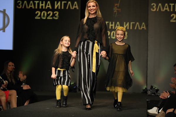 Ева Кикерезова моделства с дъщерите си