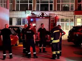Екип на пожарната пред УМБАЛ “Св. Георги” в Пловдив.