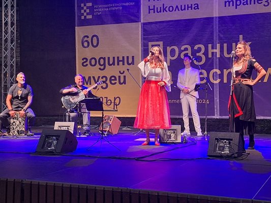 Певицата Нина-Николина и нейните музиканти представиха в "Етъра" новия си проект за етно джаз музика. Снимка: Ваньо Стоилов