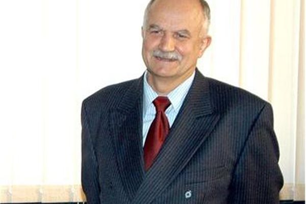 Бившият главен прокурор отказва да коментира мотивите на сина си Ангел да промени фамилията си от Филчев на Борисов.
