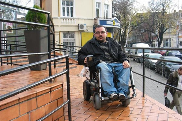 Петър Кичашки 22 пъти печели битки в полза на хората с увреждания.
СНИМКА: АВТОРЪТ