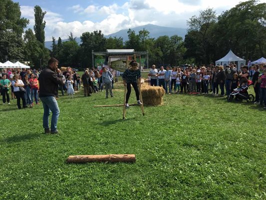Гостите на българо-македонския фестивал ще могат да се състезават във фесрмерски игри, познати от тв риалитито.