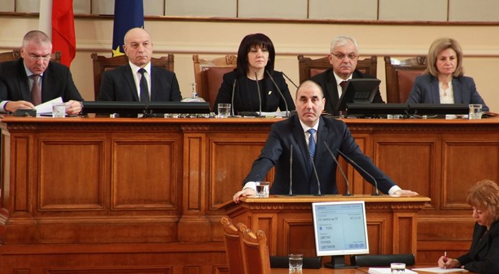 Шефът на депутатите от ГЕРБ Цветан Цветанов говори първи от парламентарната трибуна.