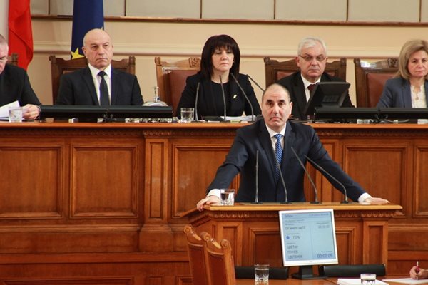 Шефът на депутатите от ГЕРБ Цветан Цветанов говори първи от парламентарната трибуна.
